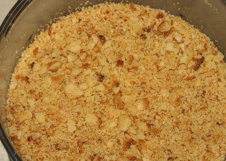 1. Этап. Торт Соты: Нагрейте вторую часть крема и агар-агара. Промажьте смесью бока торта. Испеченные остатки теста растолките в крошку и покройте ею торт по бокам.