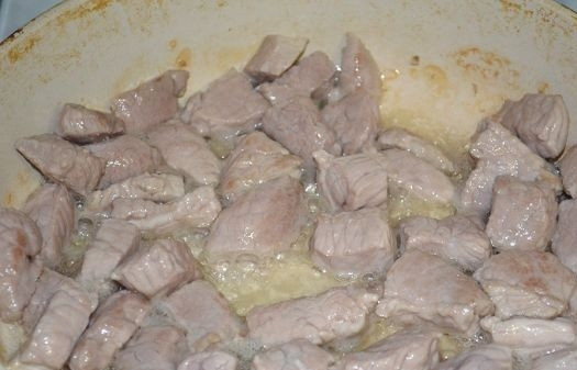 1. Этап. Картофельный суп со свининой: 2. На сковороде разогрейте немного растительного масла и на сильном огне обжарьте мясо до румяной корочки.