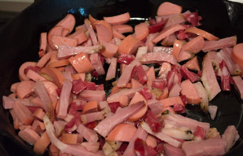 1. Этап. Солянка с сосисками: Полученный соус отставить. На другой сковороде обжарьте все копчености сразу.