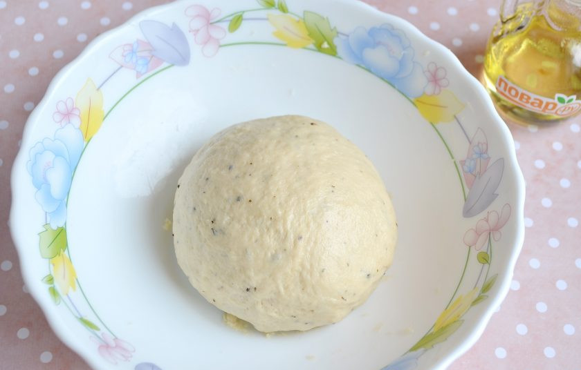 1. Этап. Булочки-косички: 4. Влейте теплую воду с дрожжами и замесите мягкое пластичное тесто. Накройте его чистой и сухой салфеткой и уберите в теплое место на 1-1,5 часа для подъема.