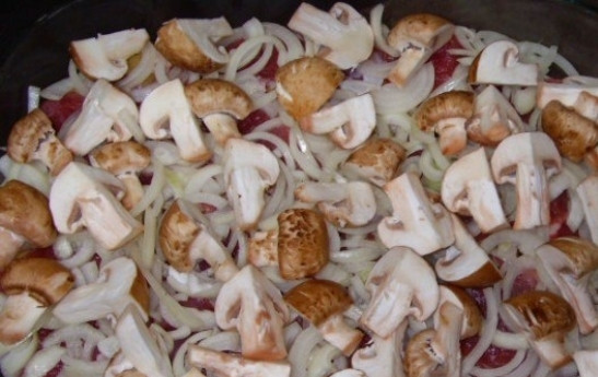 1. Этап. Мясо по-французски в духовке: На мясо выложить слой лука и грибов.
