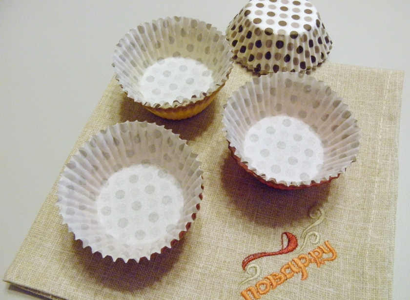 1. Этап. Постные маффины: 5. Вложите в формы бумажные формочки, смажьте их маслом.