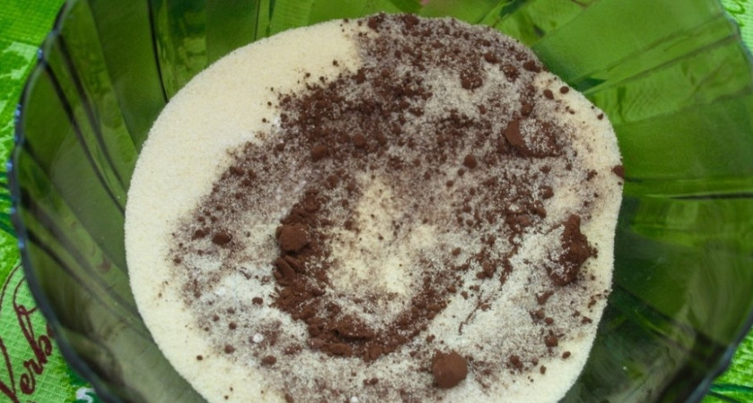 1. Этап. Шоколадный манник с карамельными яблоками: 1. В миску вливаю кефир, добавляю манку, соль (на кончике ножа), ванильный сахар (1 щепотку), сахарный песок (оставляю 3 ложки), какао и разрыхлитель.