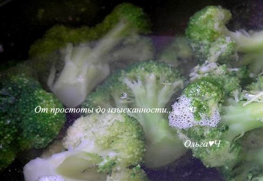 1. Этап. Рисовые котлеты с брокколи: Брокколи опустите в кипящую воду и варите 2-3 минуты, затем откиньте на дуршлаг.