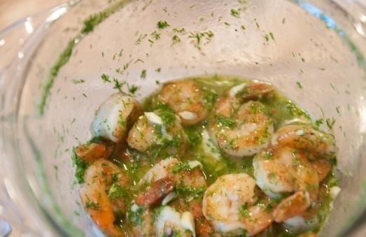 1. Этап. Салат из кальмара и креветок: 7. Измельчите все до однородности. Выложите в заправку теплые креветки. Через пару минут переложите их в салатник и все перемешайте.