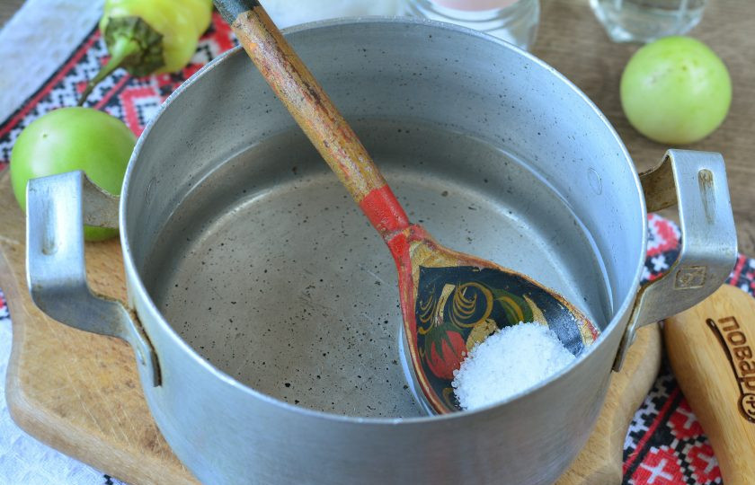 1. Этап. Зеленые помидоры со свеклой на зиму: Сварите маринад. Вскипятите воду, всыпьте соль, сахар, влейте уксус и снимите с огня.