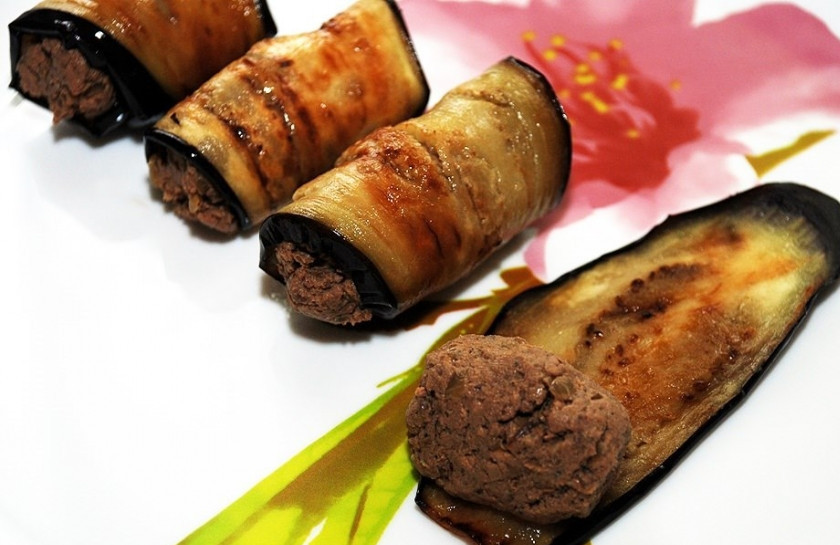 1. Этап. Печень с баклажанами: в каждый кусочек баклажана заворачиваем максимальное количество начинки, которое только может поместиться :) Так вкусней - проверено!