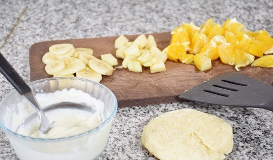 1. Этап. Печенье с фруктами: 9. Готовое печенье немного остудите. Нанесите тонкий слой крема и выложите фрукты сверху.