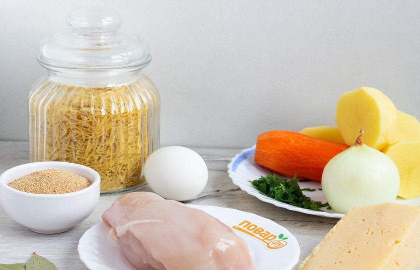 1. Этап. Куриный суп с сырными фрикадельками: Подготовьте все необходимые ингредиенты. Овощи почистите и помойте.