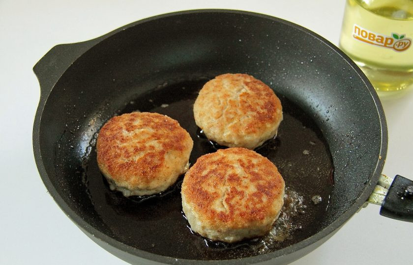 1. Этап. Котлеты из индейки с творогом: Обжаривайте с двух сторон на среднем огне до появления румяной корочки.