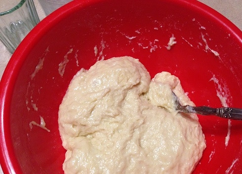 1. Этап. Булочки-кексики с салями: 3. И ложкой перемешиваем до однородности.