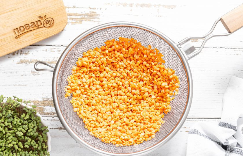 1. Этап. Хумус из красной чечевицы: Красную чечевицу несколько раз промойте в воде, затем откиньте на сито и дайте стечь лишней жидкости.