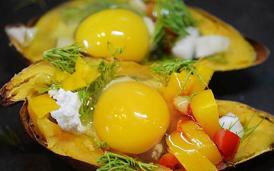 1. Этап. Завтрак в сладком картофеле: Сделайте углубление и аккуратно вбейте по яйцу. Посолите.