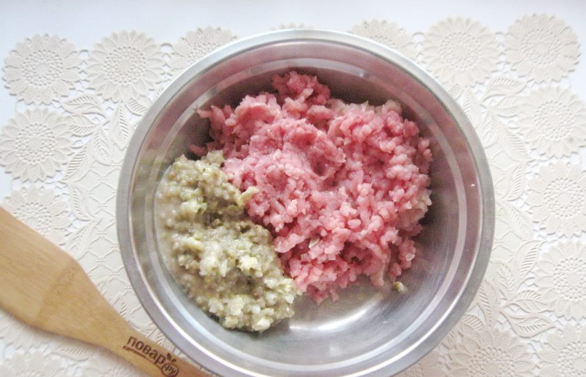 1. Этап. Мясные котлеты с баклажанами: Также поступите с жареным луком и жареными баклажанами.