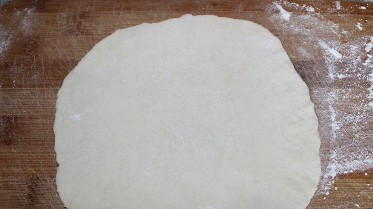 1. Этап. Кыстыбый (рецепт теста): 3. Каждую часть раскатайте в лепешку круглой формы.