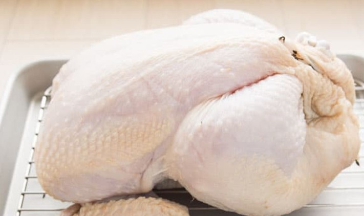 1. Этап. Запеченная курица с хрустящей корочкой: 6. Достаньте курицу из рассола и тщательно удалите влагу и всевозможные травы, приправы с тушки курицы. Выложите курицу в тарелку и отправьте в холодильник на 12-20 часов, чтобы ее кожа стала прозрачной.