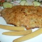 Шницель оригинальный С 1 кг мякоти у меня получилось 8 кусочков. Каждый кусок надо отбить с двух сторон. Подготовленные куски солим и перчим с двух сторон. Делаем кляр, именно из-за него шницель получается оригинальным. Для этого взбиваем яйца и туда добавляем потёртый на мелкой тёрке сыр. Обваливаем мясо сначала в муке, потом в кляре и опять в муке. Обжариваем на сковородке, добавив масла растительного, с двух сторон. Чтобы мясо прожарилось, надо жарить на медленном огне.