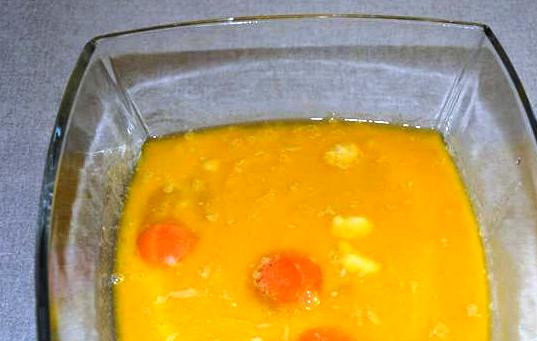 1. Этап. Печенье Конвертики с творогом: Влейте маргарин с молоком и замесите тесто. Дайте ему минут 30 отдохнуть и подойти.