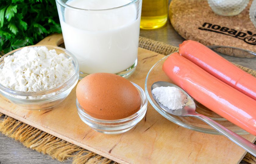 1. Этап. Оладьи с сосисками на кефире: Подготовьте все ингредиенты по списку для приготовления оладий с сосисками на кефире.