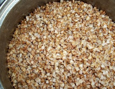 1. Этап. Котлеты из гречки: Для начала, нам, конечно же, нужно отварить гречку, поэтому промываем ее, заливаем водой и ставим на огонь.