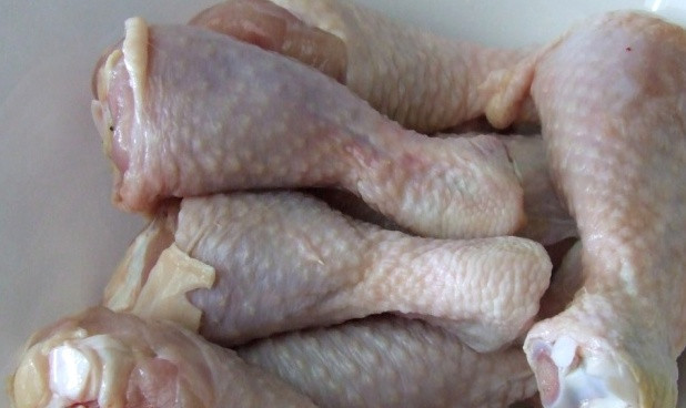 1. Этап. Куриная голень в рукаве: Итак, промываем голени, очищаем их от перьев и обтираем полотенцем насухо.