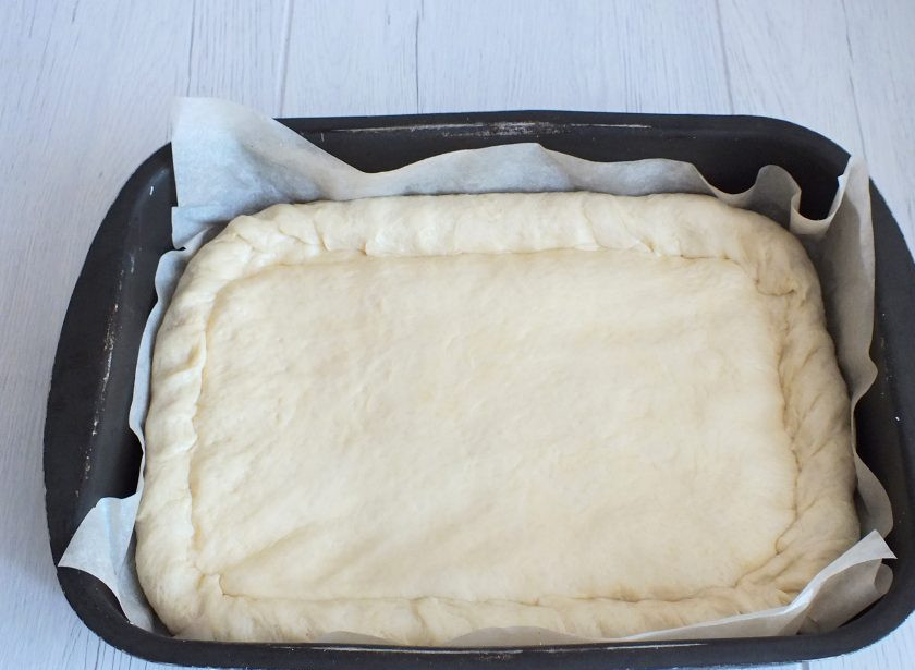 1. Этап. Татарский пирог с творогом: На творожную начинку выложите раскатанный пласт меньшего размера. Края соедините и заверните 