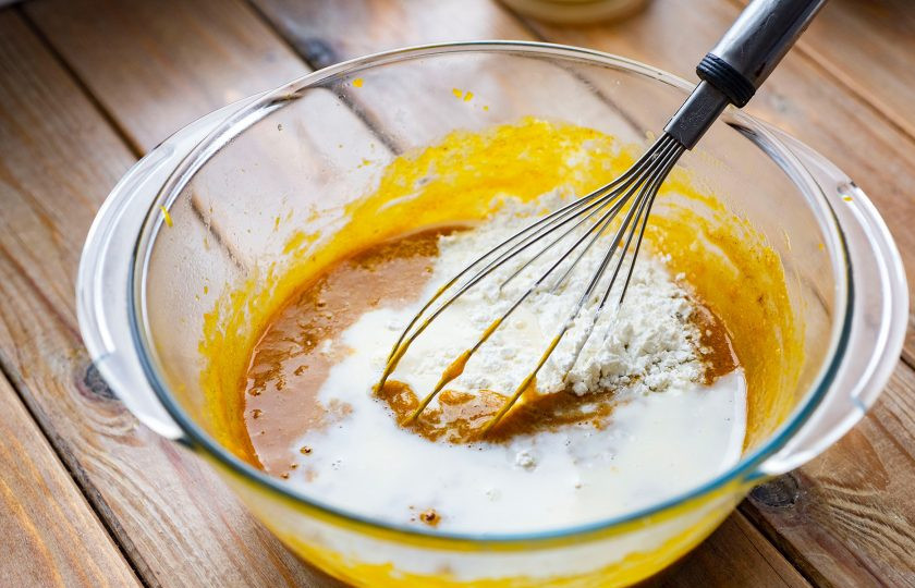 1. Этап. Тыквенный пирог Гарри Поттера: Залейте сливки, добавьте крахмал.