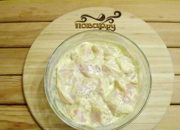 1. Этап. Куриные шашлычки в духовке на шпажках: Замаринуйте мясо, оставьте его на 2-3 часа.