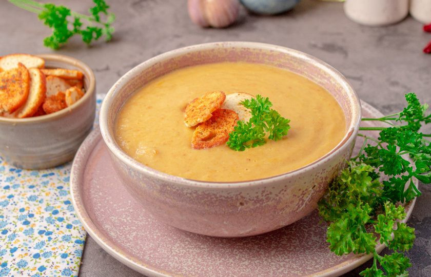 1. Этап. Суп-пюре из зеленого консервированного горошка: Готовый суп-пюре подавайте теплым с сухариками. Приятного аппетита!