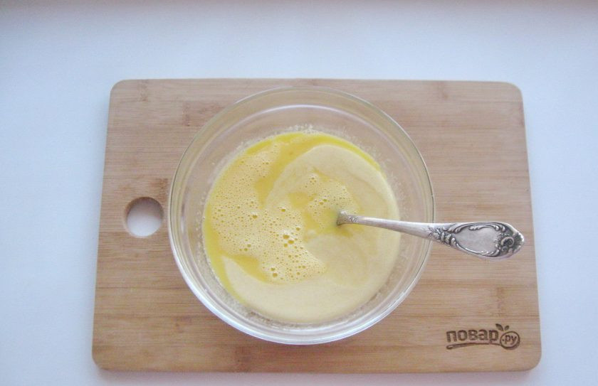 1. Этап. Торт Сердце из медовых коржей: Влейте яйца в охлажденную смесь мёда, сахара, масла и соды.