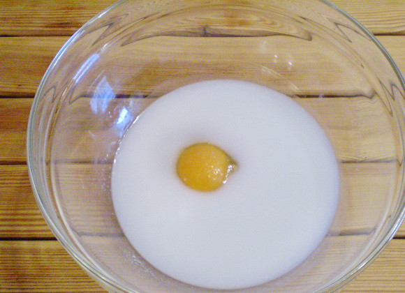 1. Этап. Блинчики с зеленью: 2. Яйцо соединяем с молоком и солью.