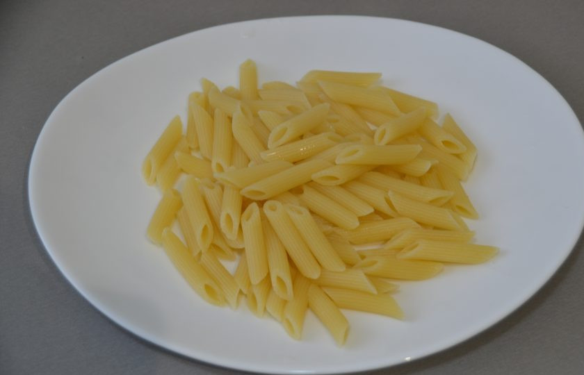 1. Этап. Паста Алла Норма: Выложите макароны на сервировочную тарелку.