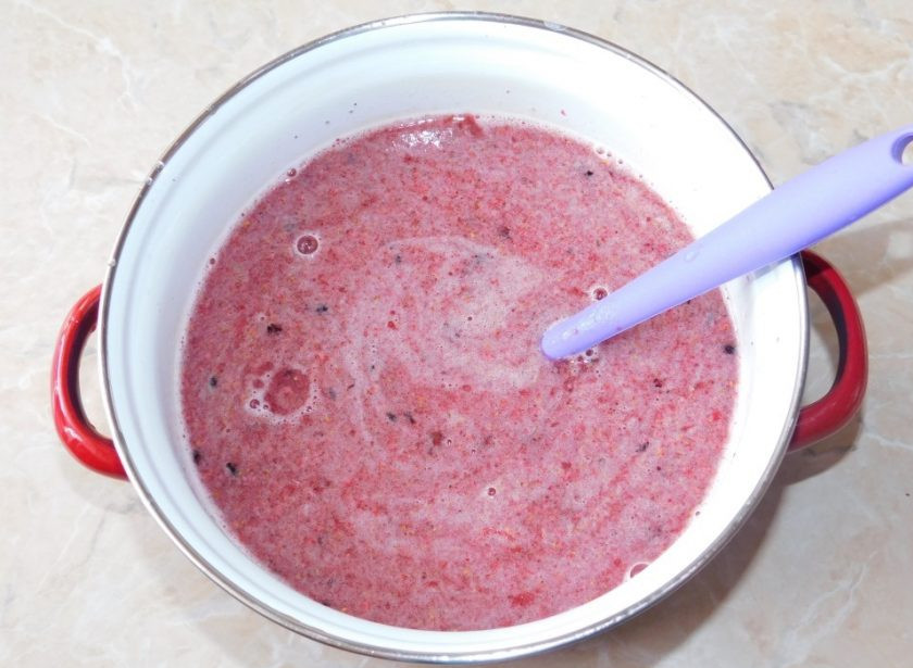 1. Этап. Летний кисель: С помощью блендера измельчаем их в пюре. Заливаем водой и доводим до кипения. Затем даем настояться в течении часа и весь отвар процеживаем.