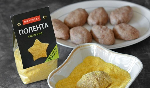 1. Этап. Мясные котлеты Лимончики: Сформируйте из котлеты овальной формы и хорошенько запанируйте их в кукурузной поленте. Можете даже вначале обмакунуть во взбитое яйцо, чтобы корочка из поленты лучше прилипла.