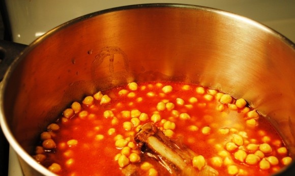 1. Этап. Суп из баранины с булгуром: В большую кастрюлю кладем обжаренное мясо и тушеный лук, сверху заливаем водой, так чтобы мясо закрылось. Доводим до кипения, солим и тушим на медленном огне 2 часа. Затем добавляем нут, тушим 1 час, после чего извлекаем мясо.