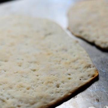 1. Этап. Мексиканская пицца: Запеките лепешки на противне в течении 8 минут.