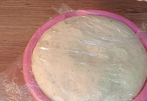 1. Этап. Круглые пирожки с овощами и яйцом: 10. Тесто увеличилось, стало воздушным и пористым. Обминаем тесто и делим на небольшие кусочки (по 40 гр).