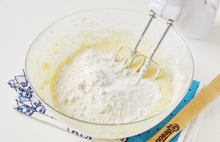1. Этап. Кулич в мультиварке без дрожжей: Затем добавьте муку и разрыхлитель.