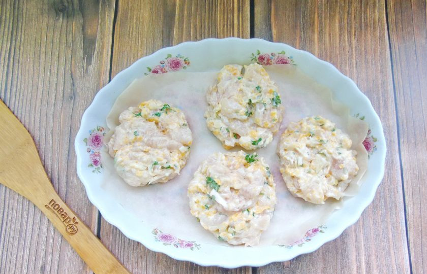 1. Этап. Рубленые котлеты из индейки и тыквы в духовке: Таким образом выложите остальные котлеты.