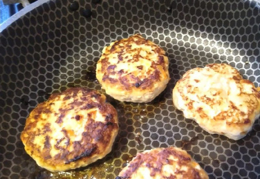 1. Этап. Биточки из индейки в пряном томате: Приготовить фарш: мясо с луком прокрутить на мясорубке, добавить яйцо, специи, соль, обжаренную морковь. Хорошо вымешать. Слепить округлые биточки. Обжарить на растительном масле с двух сторон до зарумянивания.