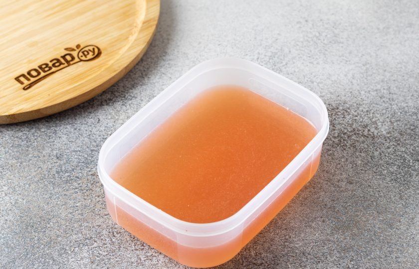 1. Этап. Сорбет из грейпфрутов: Объедините вместе сироп, сок грейпфрута и лимона. Перелейте в пищевой контейнер и уберите на 2 часа в морозилку.