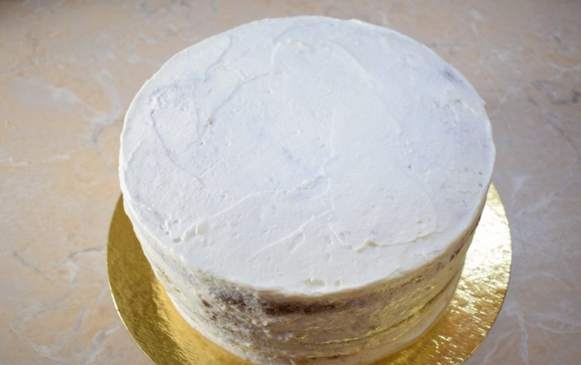 1. Этап. Банановый торт со сметанным кремом: Так соберите весь торт. Поставьте его в холодильник на несколько часов, чтобы он застыл и пропитался.