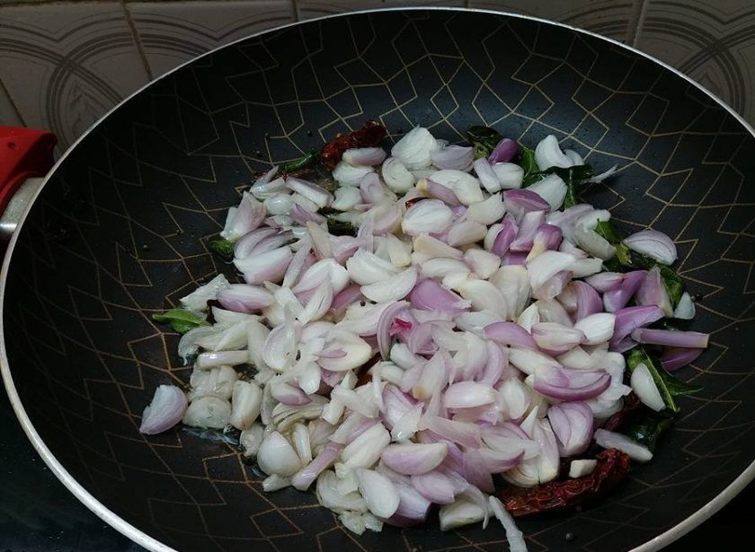 1. Этап. Бэби-кальмары с зелеными помидорами: 2. Обжарьте измельченный лук на сковороде в кокосовом масле. Приправьте горчицей и чесноком.