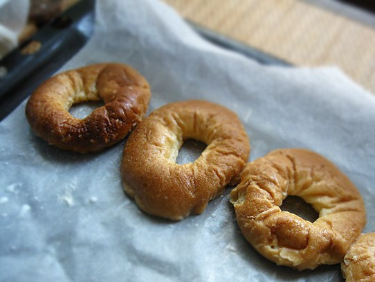 1. Этап. Закусочные бублики: Противень застелите бумагой, смажьте растительным маслом и посыпьте манкой. Выложите рядами размоченные бублики (можете их слегка отжать).