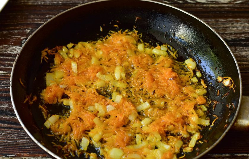 1. Этап. Суп с ракушками: В сковороде разогрейте растительное масло, выложите натертую на терке морковь и нарезанный кубиками лук. Обжарьте овощи в течение 2-3 минут.