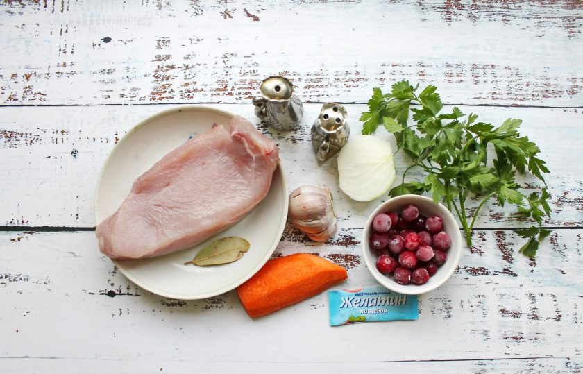 1. Этап. Заливное из грудки индейки: Подготовьте все необходимые ингредиенты для приготовления заливного из грудки индейки.