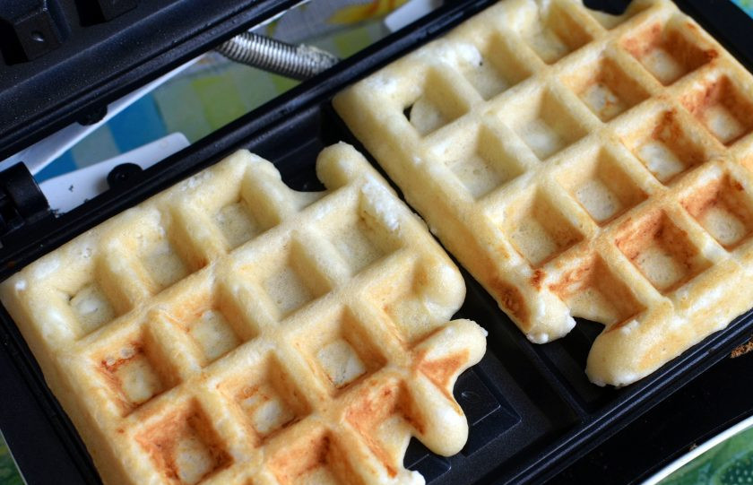 1. Этап. Воздушные сырные вафли: Выпекайте вафли в хорошо прогретой вафельнице. Пеките до золотистого цвета, не передерживайте, иначе сыр может горчить.