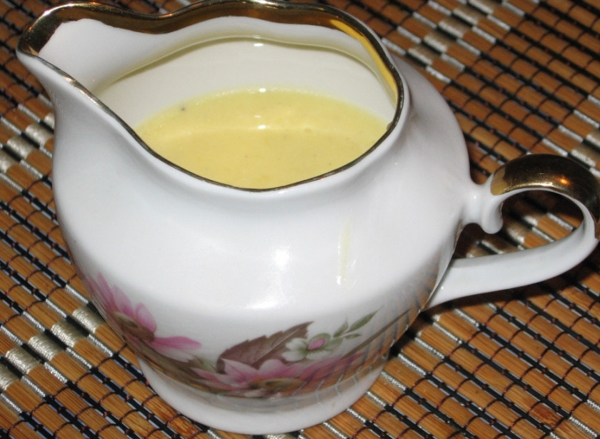 1. Этап. Рыба под белым соусом: 6. Готовый крем-соус переливаем в специальную емкость, которая будет подаваться к готовой запеченной рыбе.