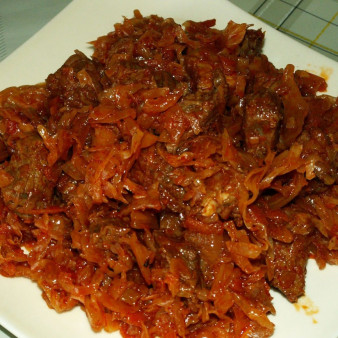 Капуста, тушенная с мясом и грибами