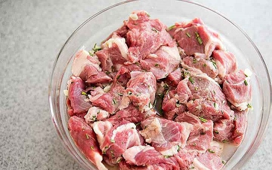 1. Этап. Тушеная баранина с овощами: 1. Мясо вымойте, обсушите и нарежьте средними кусочками. Выложите в глубокую мисочку. Добавьте измельченный чеснок, розмарин и белое сухое вино. Все аккуратно перемешайте и оставьте мариноваться на пару часов.